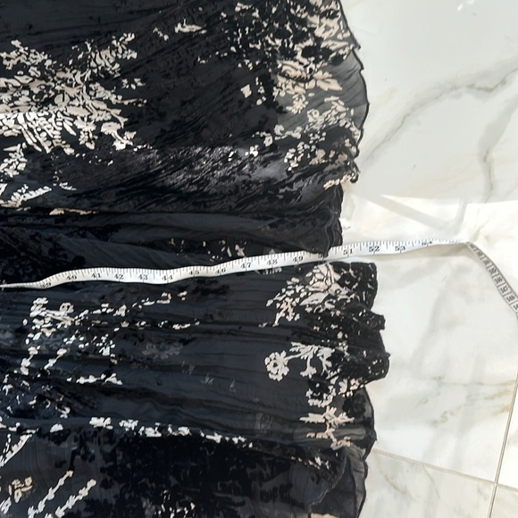 Never worn!! Gorgeous gown by Shelli Segal Laundry - Picture 9 of 10